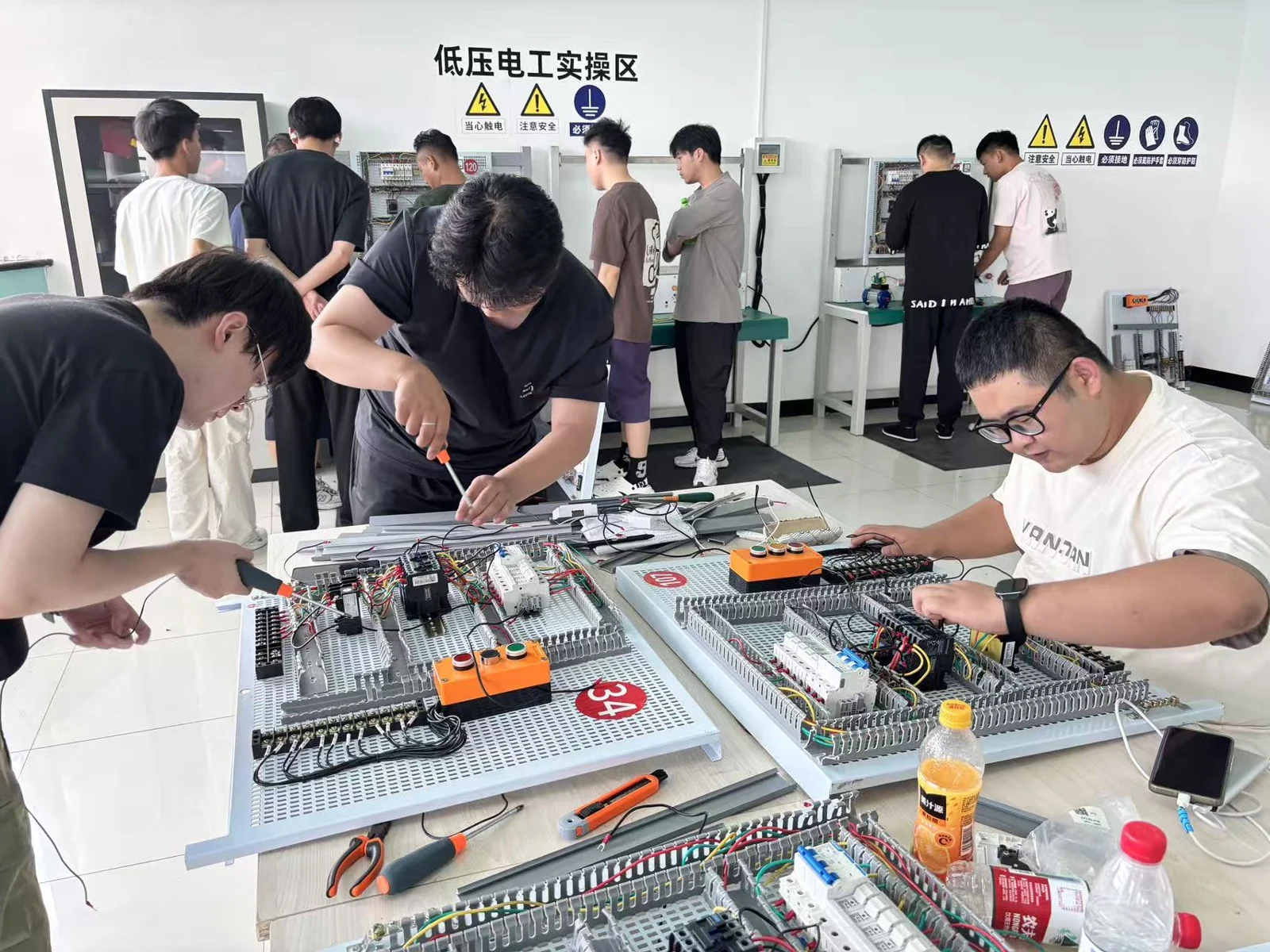 学员开展低压电工实操练习